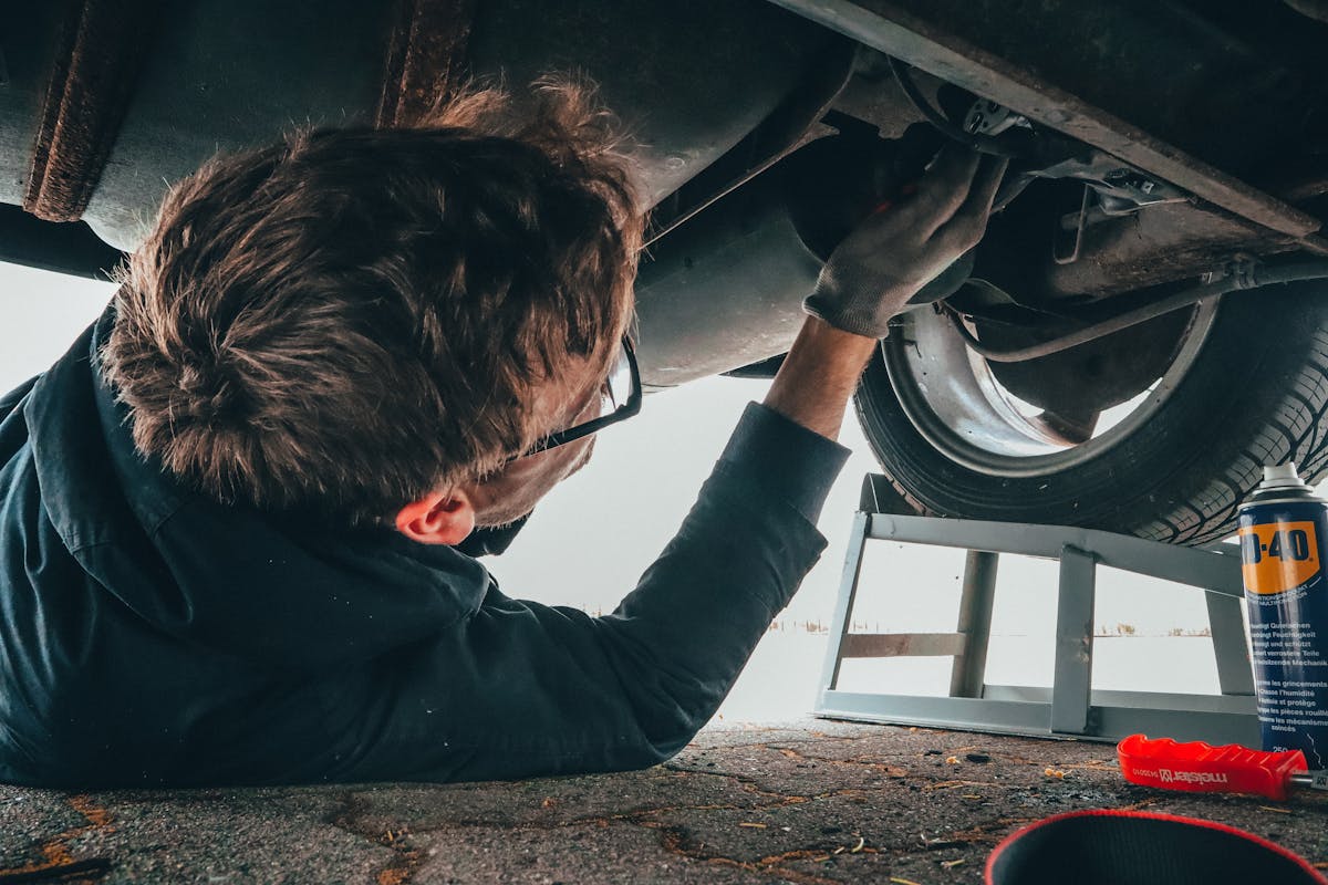 Mechaniker prüft Fahrzeug in der Werkstatt