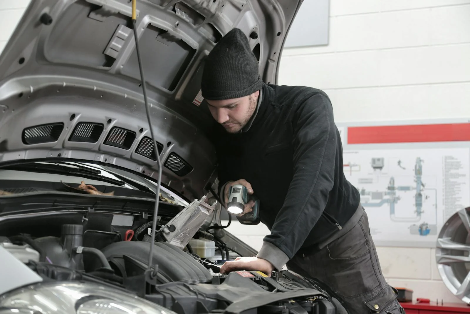 Werkstatt mit Fahrzeug — KFZ-Service in Laxenburg