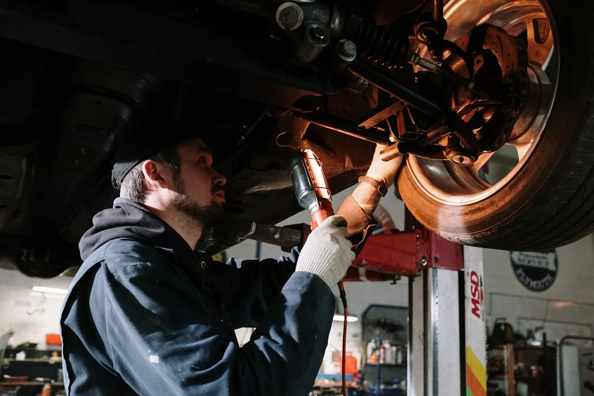 Rad an der Achsmessanlage in der Werkstatt